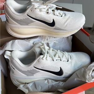 Nike White Running Sneakers (Vomero 18)